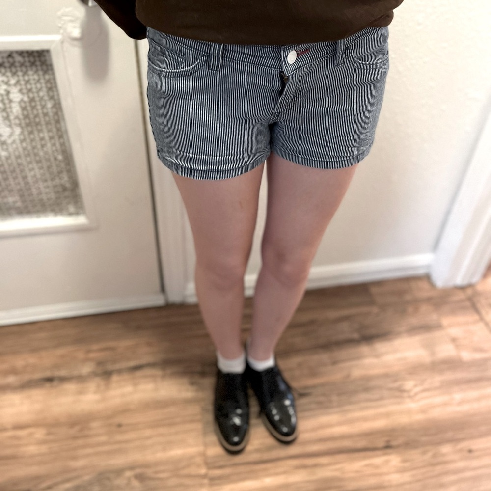 Levis Striped Daisy Dukes Denim Shorts

Size 0-2 , would fit an XS or S.